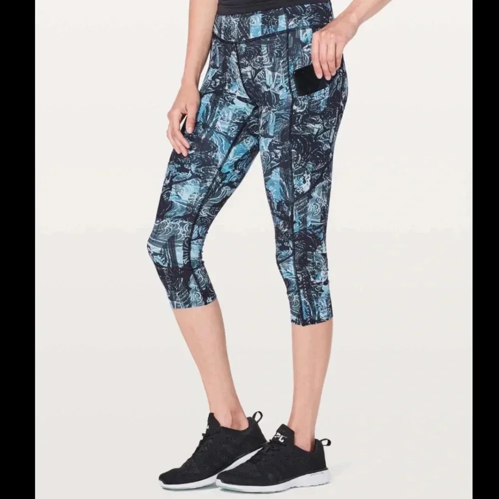 Lululemon Fast and Free Crop II in eternal wave sz 6